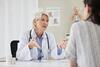 Patientin in einem Beratungsgespräch mit ihrer Ärztin